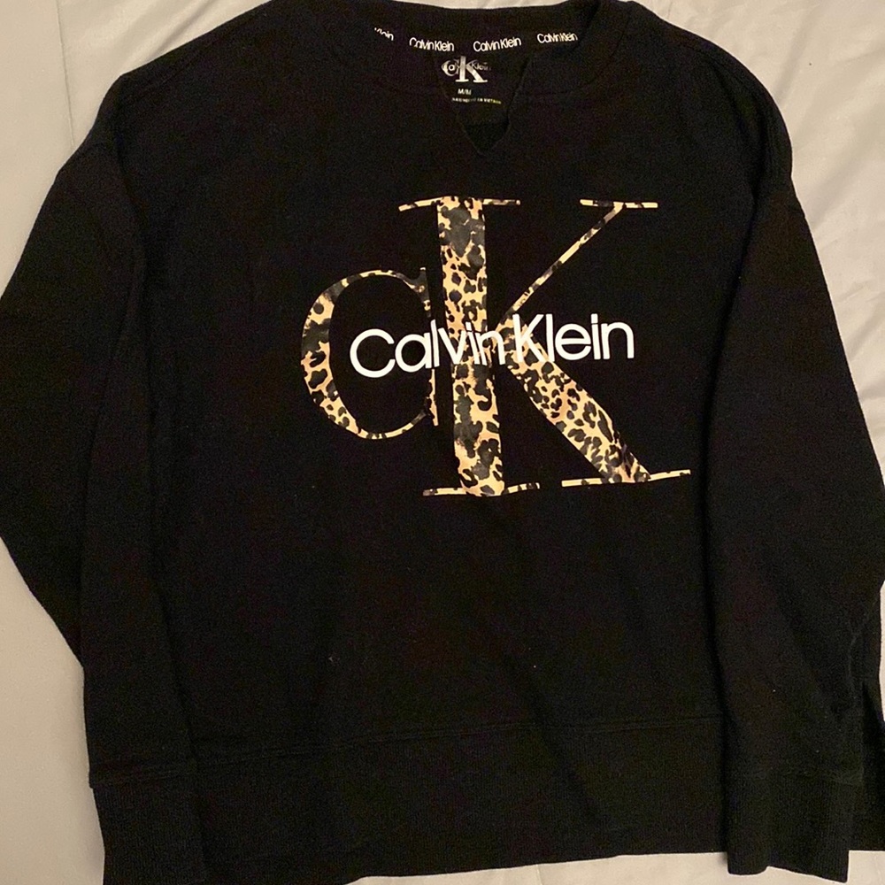 Calvin Klein crewneck with V cut on neck
